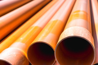 Bir yığın plastik boru.