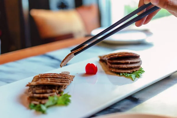 Вкусная китайская еда на столе — стоковое фото