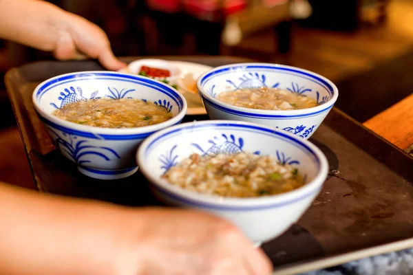 Leckeres chinesisches Essen auf dem Tisch — Stockfoto