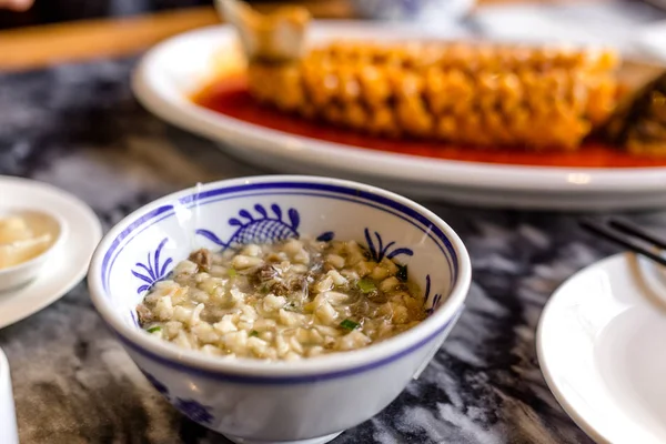 Вкусная китайская еда на столе — стоковое фото