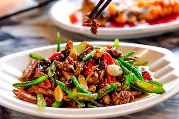 Lezzetli Çin yemeği masada — Stok fotoğraf
