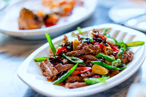 Leckeres chinesisches Essen auf dem Tisch — Stockfoto