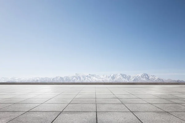 白い雪の山と空のれんが造りの床 — ストック写真