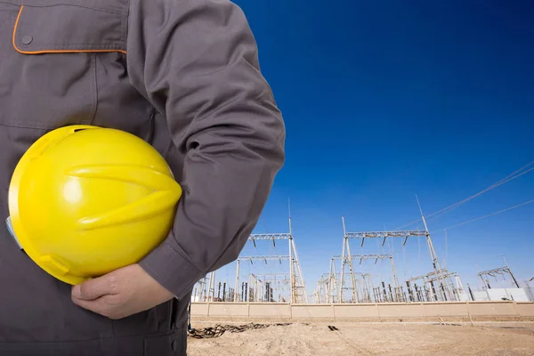 Homme technicien avec station de transmission d'énergie — Photo