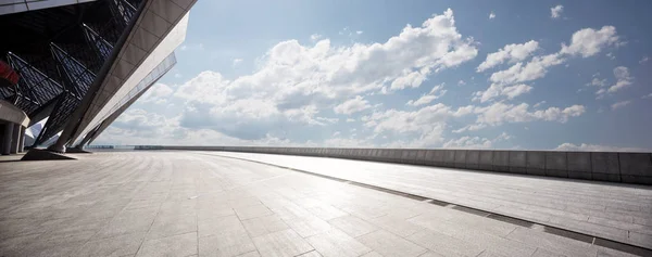 Empty floor with blue cloud sky — Stock Photo, Image