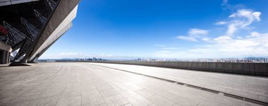 Mavi bulut gökyüzü ile boş yere