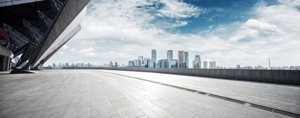 Leere Etage mit modernem Stadtbild und Skyline — Stockfoto