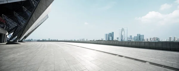 Piso vazio com paisagem urbana moderna e horizonte — Fotografia de Stock