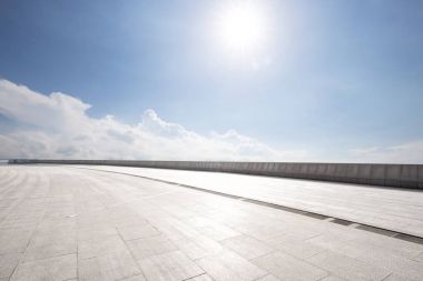 Mavi bulut gökyüzü ile boş yere