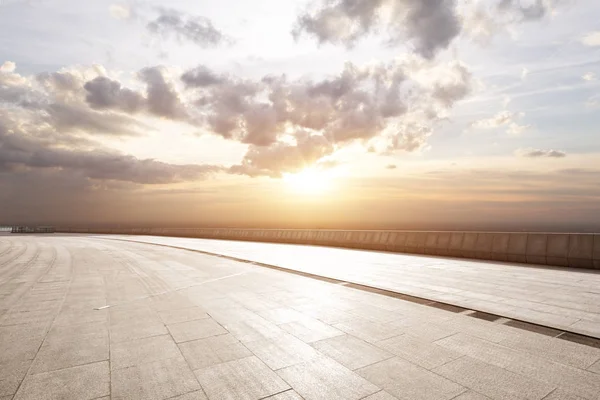 Plancher vide avec ciel nuageux bleu — Photo