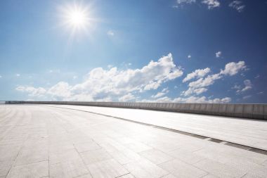 Mavi bulut gökyüzü ile boş yere