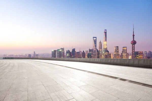 Prázdné cihlová podlaha s panoráma města Šanghaj — Stock fotografie