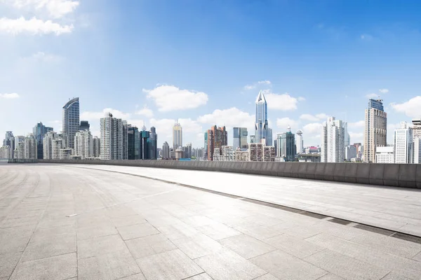 Tomma golv med moderna stadsbilden och skyline — Stockfoto