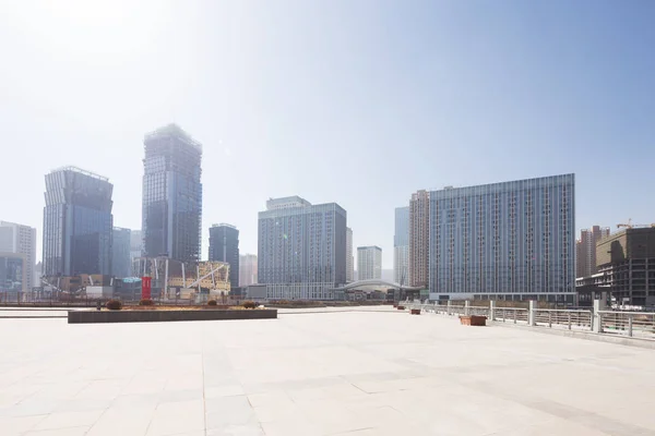 Пустой этаж с современным городским пейзажем и горизонтом — стоковое фото