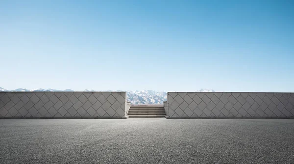 Strada vuota con montagne di neve — Foto Stock