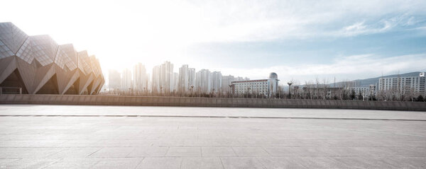 пустой этаж с городским пейзажем современного города
 