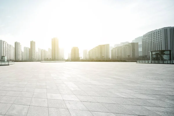 Plancher vide avec paysage urbain de la ville moderne — Photo