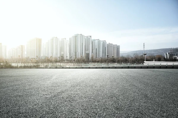 Plancher vide avec paysage urbain de la ville moderne — Photo