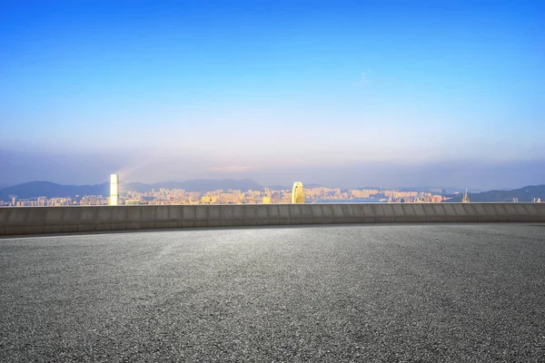 Empty road with cityscape of modern city — Stock Photo, Image