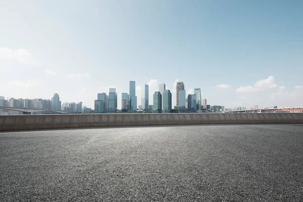 Prázdné silnice s panoráma moderního města — Stock fotografie