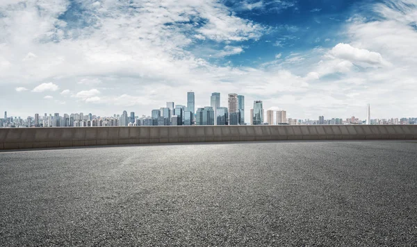 Estrada vazia com paisagem urbana da cidade moderna — Fotografia de Stock