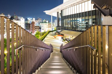 patika gece modern bina dışında