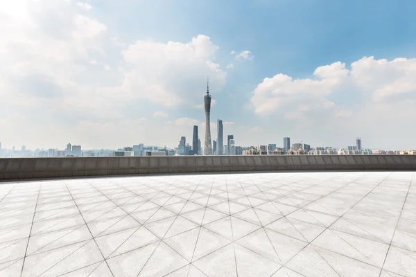 Lege bakstenen vloer met stadsgezicht van moderne stad — Stockfoto