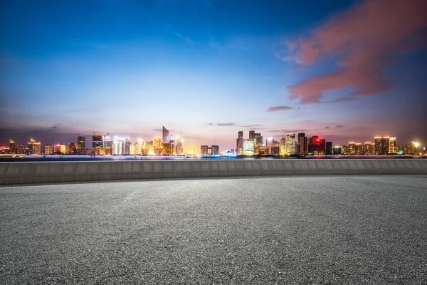 Lege wegnaar stadsgezicht van moderne stad — Stockfoto