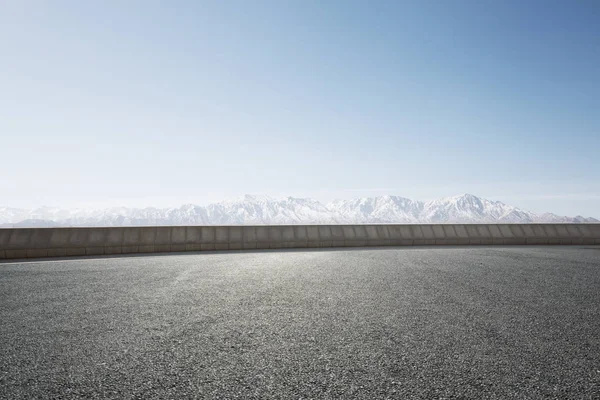 雪山と空道 — ストック写真