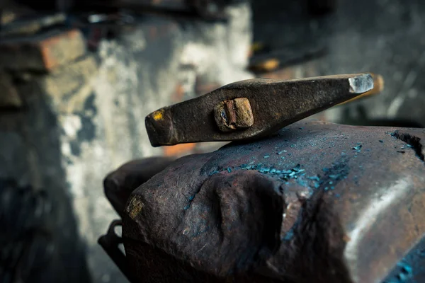 Hammer and anvil in smithy — Stock Photo, Image