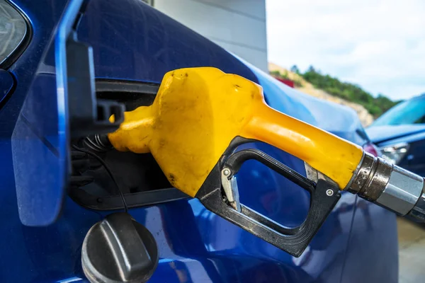 Pistola de gasolina en el coche — Foto de Stock