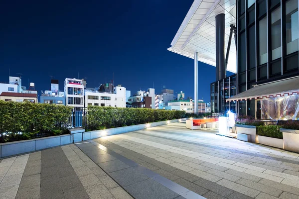 Sentier à l'extérieur du bâtiment moderne la nuit — Photo