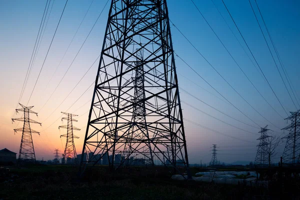 Pylons i blå himmel vid soluppgången — Stockfoto