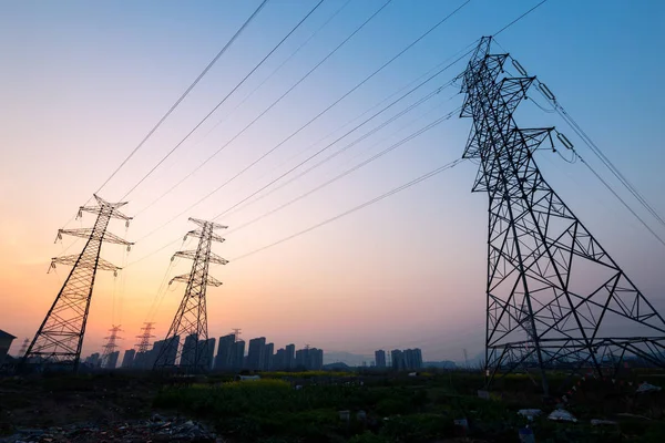 Pylons i blå himmel vid soluppgången — Stockfoto