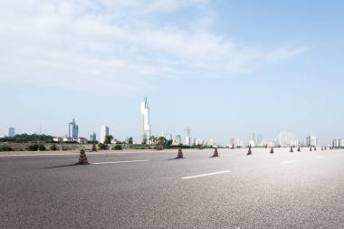 cityscape modern şehir ile boş yol