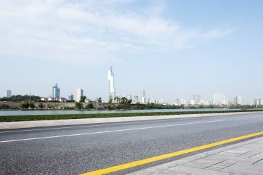 cityscape modern şehir ile boş yol