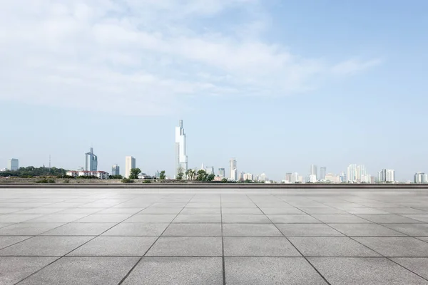 Empty floor with cityscape of modern city — Stock Photo, Image