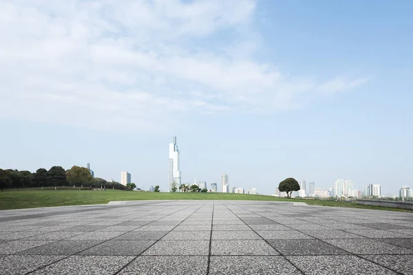 近代的な都市の町並みの空床 — ストック写真