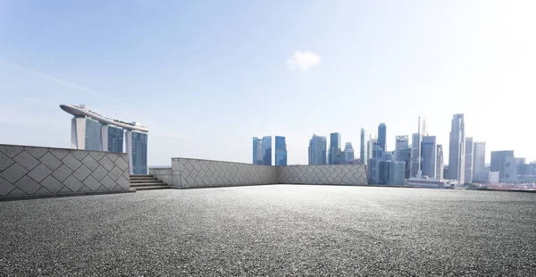 Городской пейзаж Сингапура с пустой дороги — стоковое фото
