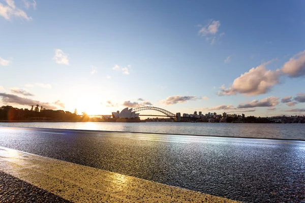 Strada con teatro e ponte dell'opera di Sydney — Foto Stock