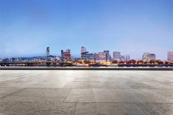 Piso vacío con paisaje urbano de Portland — Foto de Stock