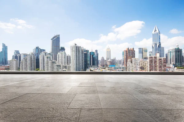 Pavimento vuoto con paesaggio urbano di Shanghai — Foto Stock