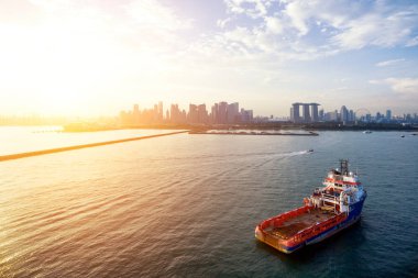 Kargo konteyner gemisi sakin denizde