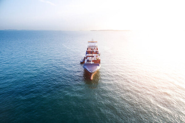 грузовой контейнер на спокойном море
