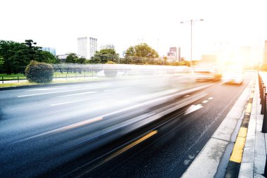 modern şehir merkezinde yolda trafik