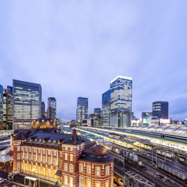 alacakaranlıkta Tokyo merkezinde modern binalar