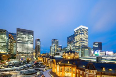 alacakaranlıkta Tokyo merkezinde modern binalar