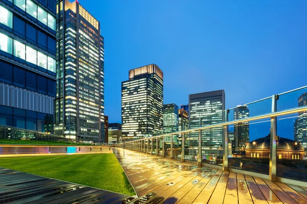 Edificios modernos por río en el crepúsculo —  Fotos de Stock