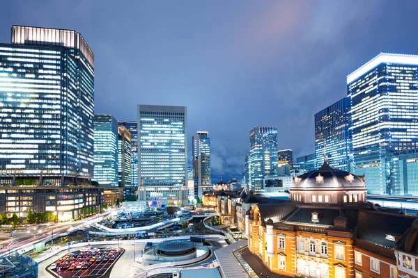 Edifícios modernos no centro de Tóquio no crepúsculo — Fotografia de Stock