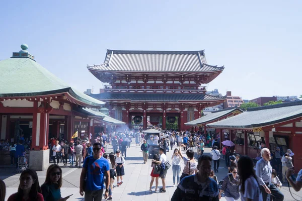 Crowded people in famous Tokyo temple — Stock Photo, Image